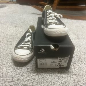 Low top Converse. Color: Black